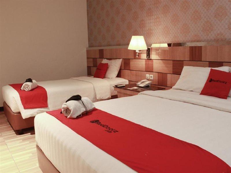 Reddoorz Premium Near Bandung Station Hotell Eksteriør bilde